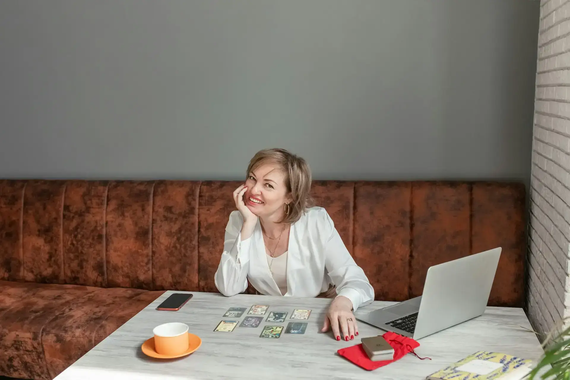 a female psychologist-trainer conducts an online consultation using Symbolon cards